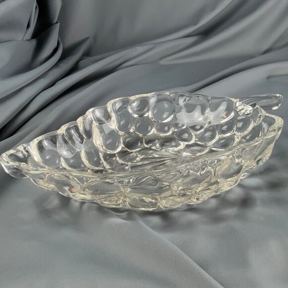 Vintage Clear Pressed Glass Grape Leaf Dish | Candy Nut Trinket Bowl 7" - Picture 6 of 7